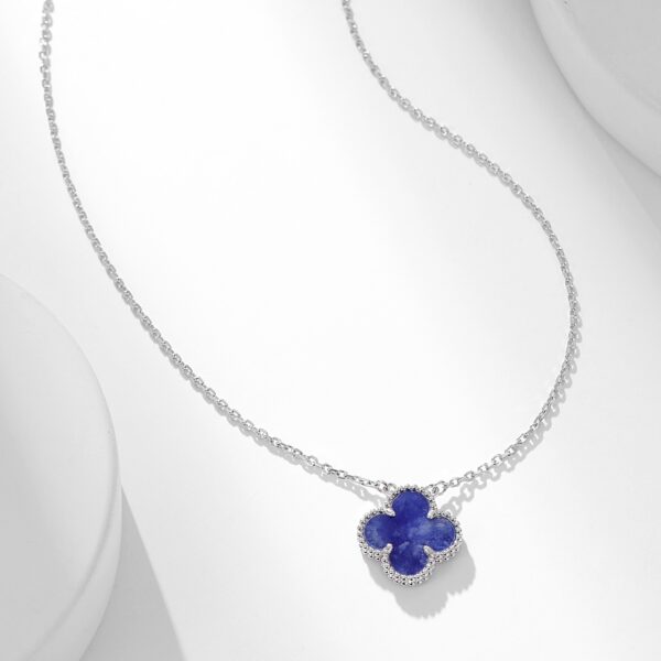 Classic single-flower pendant