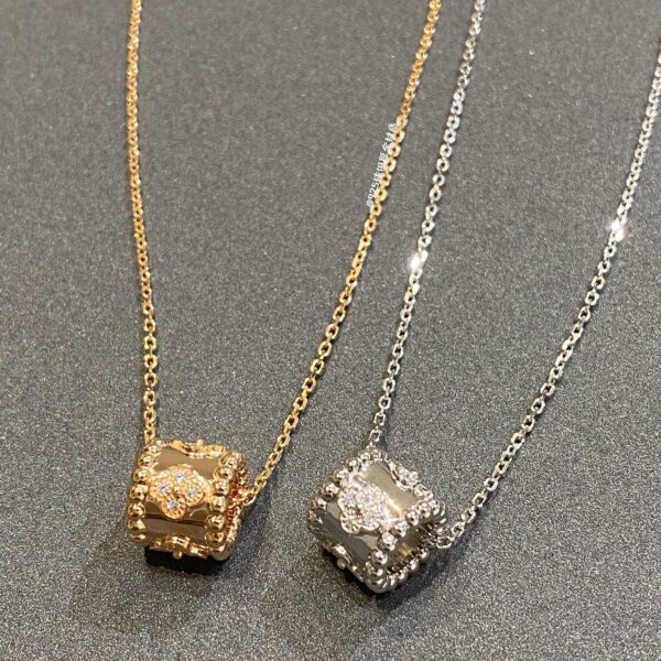 Perlée clovers pendant