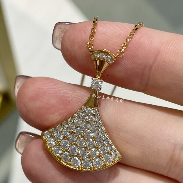 BV Large-sized  Necklace Set with Diamonds