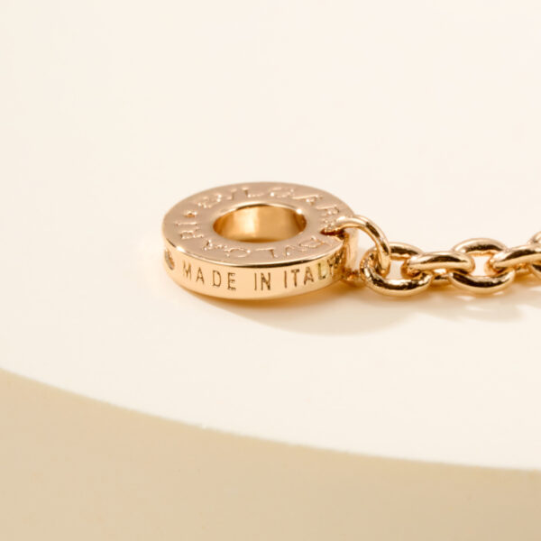 A diamond necklace