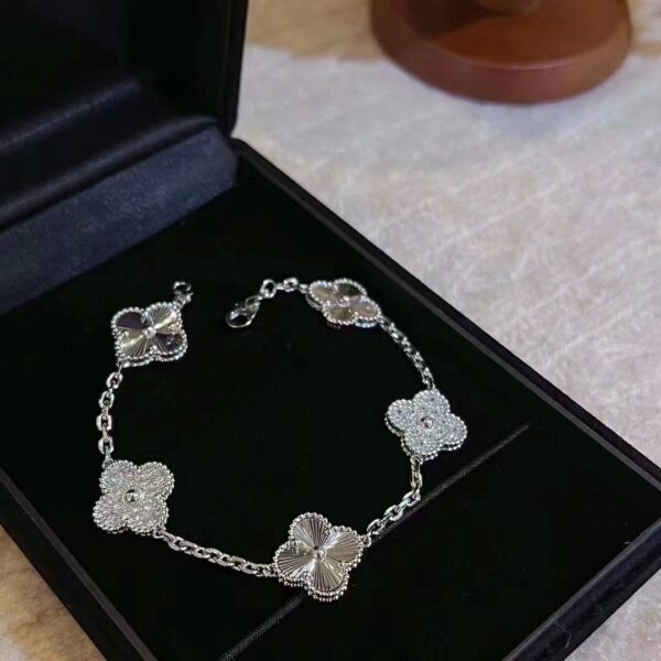 Engraved bracelet with diamonds
