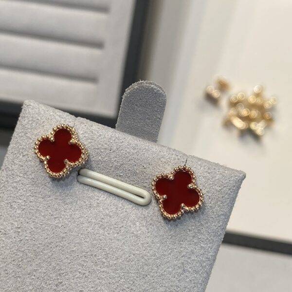 Four-leaf clover mini earrings made of red agate