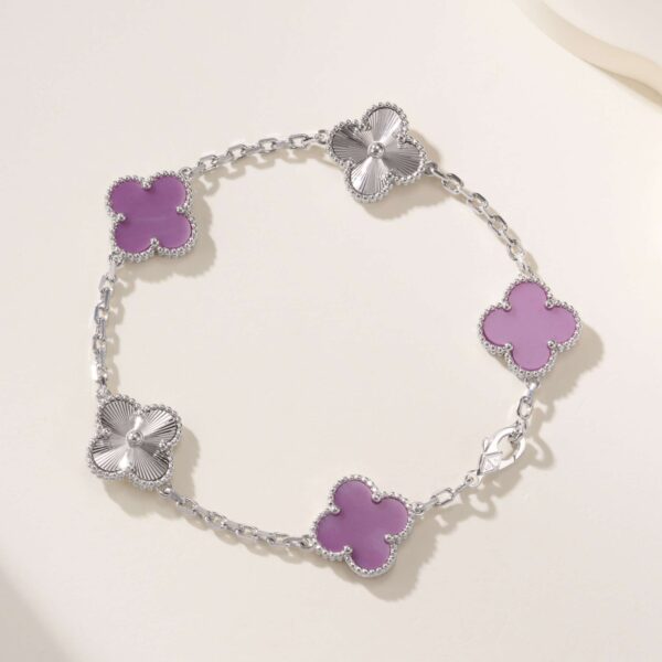 Engraved white-gold violet-colored bracelet