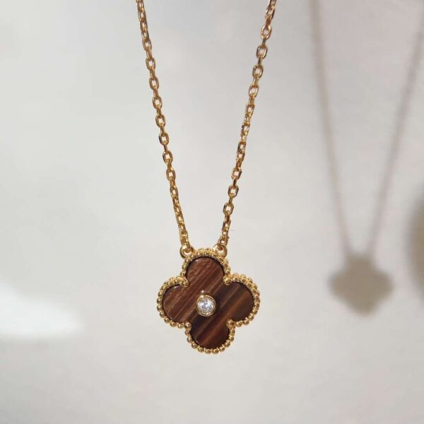 Classic single-stone diamond-cut cabochon necklace