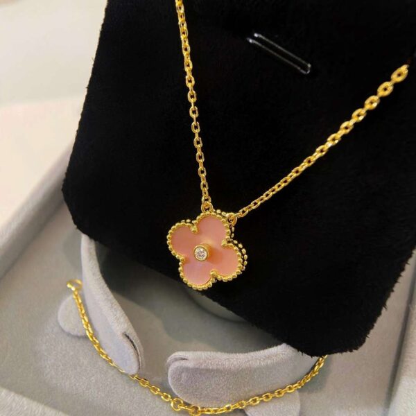 Classic single-stone diamond-painted pink shell necklace