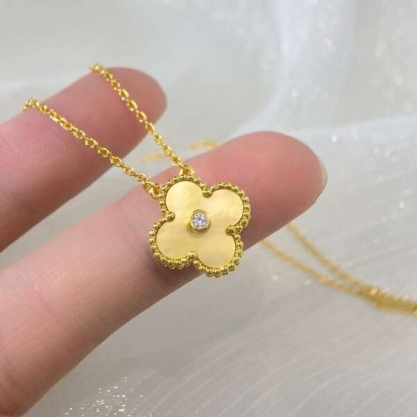 Classic single-stone diamond-set gold mother-of-pearl necklace