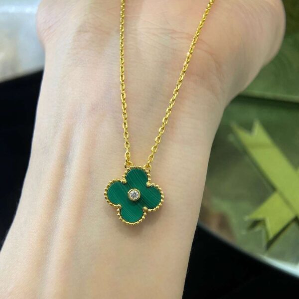 Classic single-flower diamond-encrusted malachite necklace