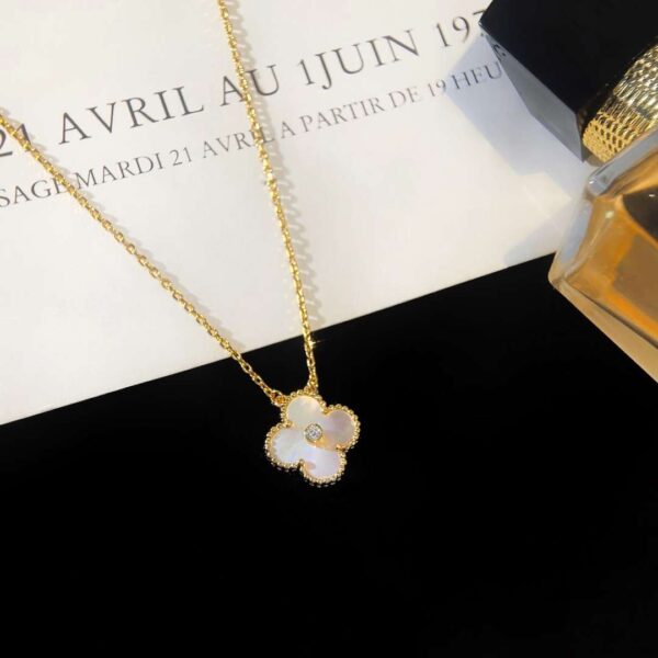 Classic single-stone diamond necklace