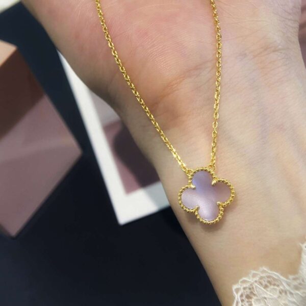Classic single-petal mother-of-pearl necklace