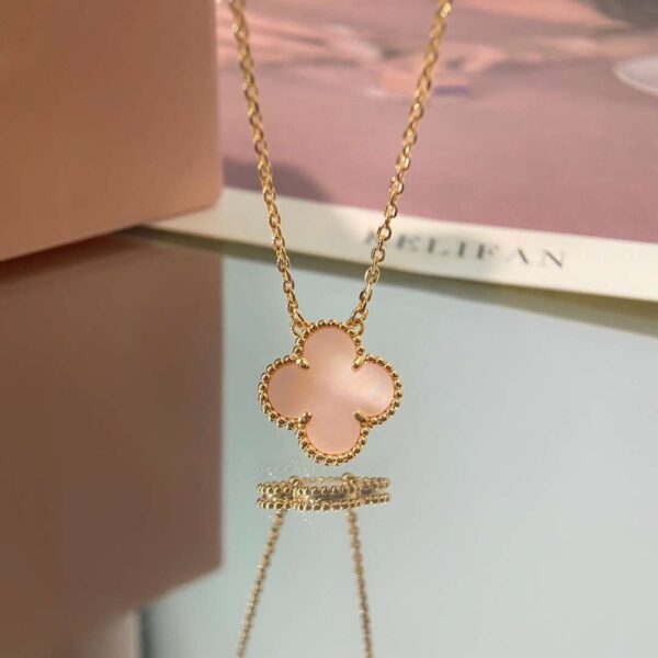 Classic single-petal mother-of-pearl necklace