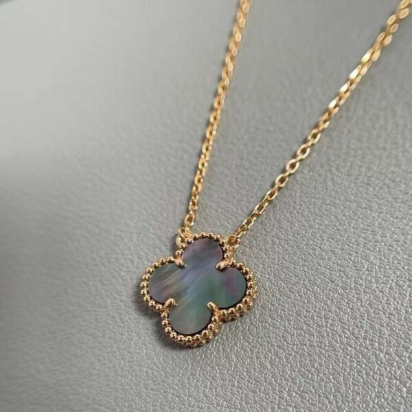 Classic single-stone grey necklace