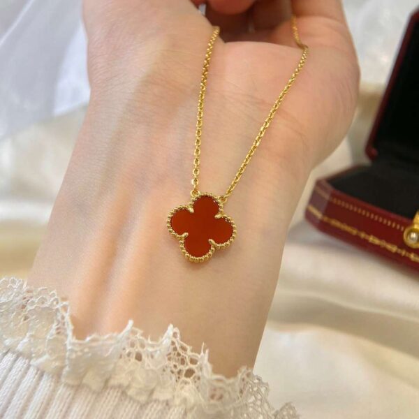 Classic single-stone red agate necklace