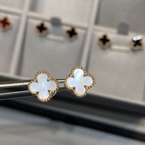 Four-leaf clover mini stud earrings made of white mother-of-pearl