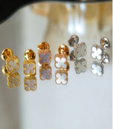 Four-leaf clover mini stud earrings made of white mother-of-pearl