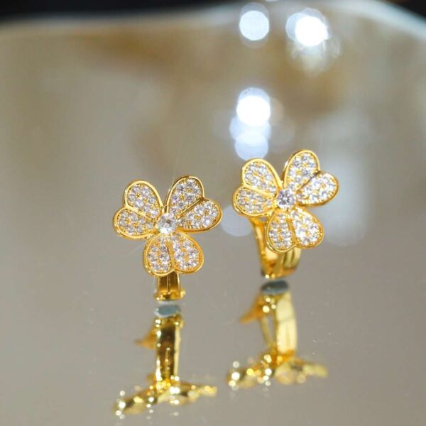 Frivole Three-Leaf Clover Diamond-Set Ear Rings Model