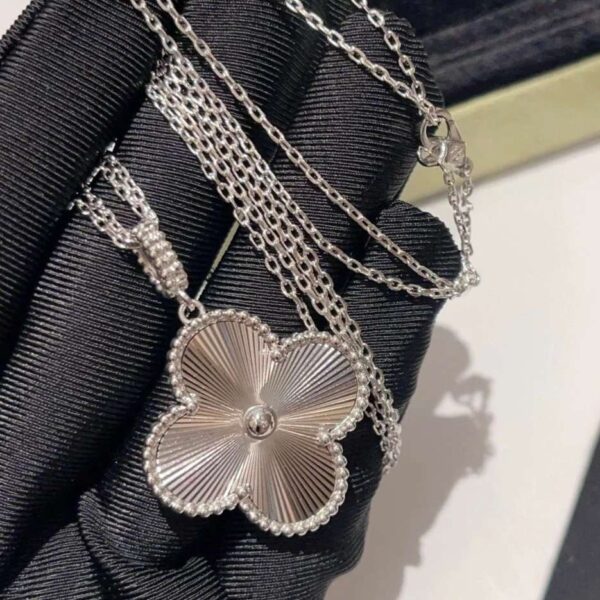 Alhambra four-leaf clover engraved large necklace