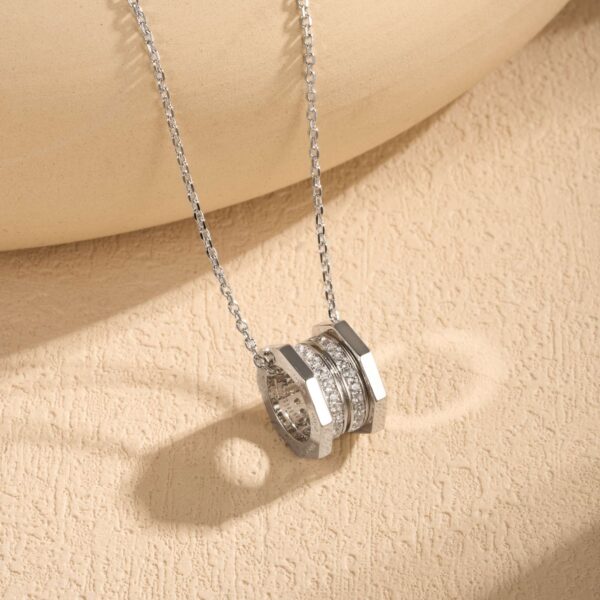 Screw-pattern necklace