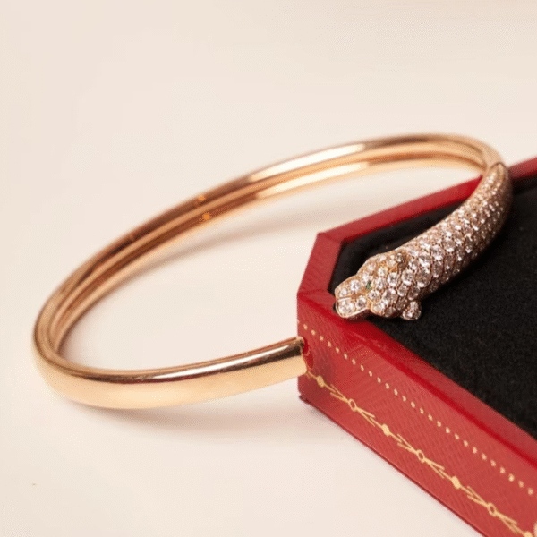 Leopard opens its head and wears a diamond-studded elastic bracelet.