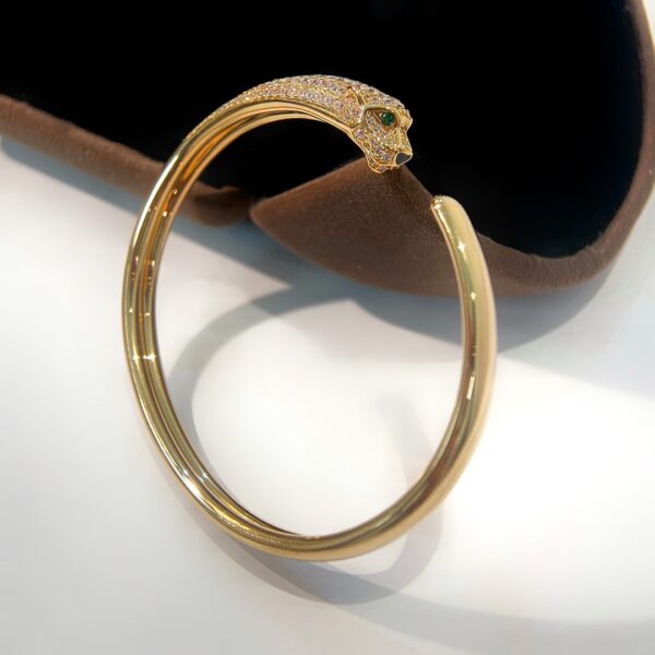 Leopard opens its head and wears a diamond-studded elastic bracelet.