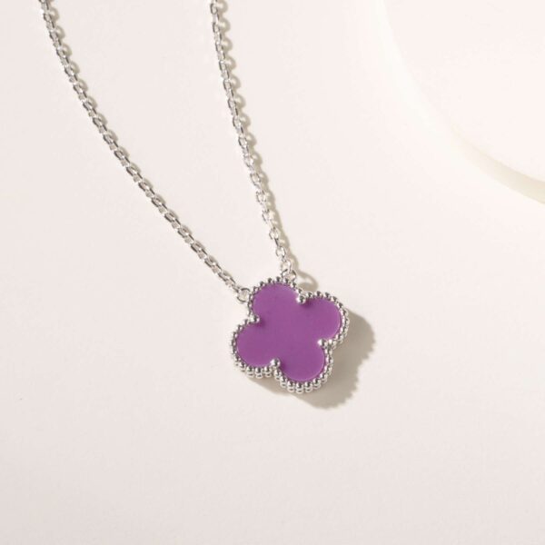 Single flower violet white-gold necklace