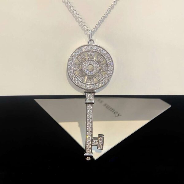 Large-sized diamond-encrusted sunflower necklace, 5.7 cm long