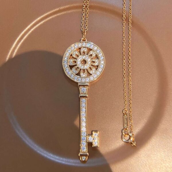 Large-sized diamond-encrusted sunflower necklace, 5.7 cm long