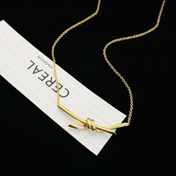 Knot necklace without diamonds