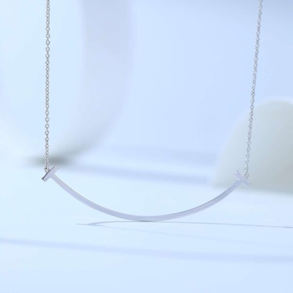 Large size diamond-free pendant necklace