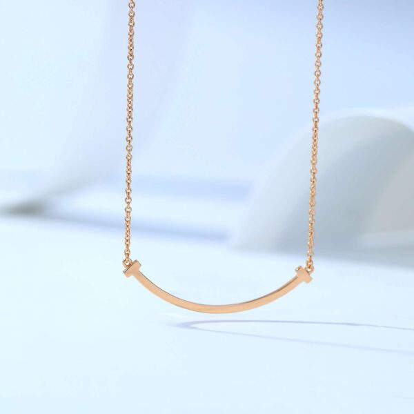 Small-sized diamond-free smiling necklace