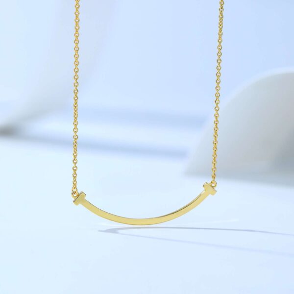 Small-sized diamond-free smiling necklace