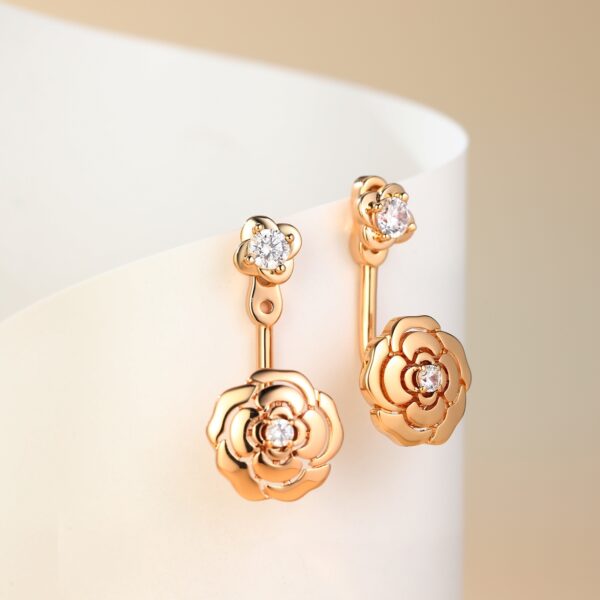 Earring with flower design