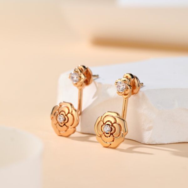 Earring with flower design