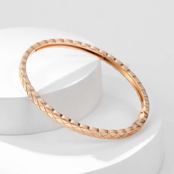 COCO CRUSH Thin Patterned Rhombus Ring without Stones