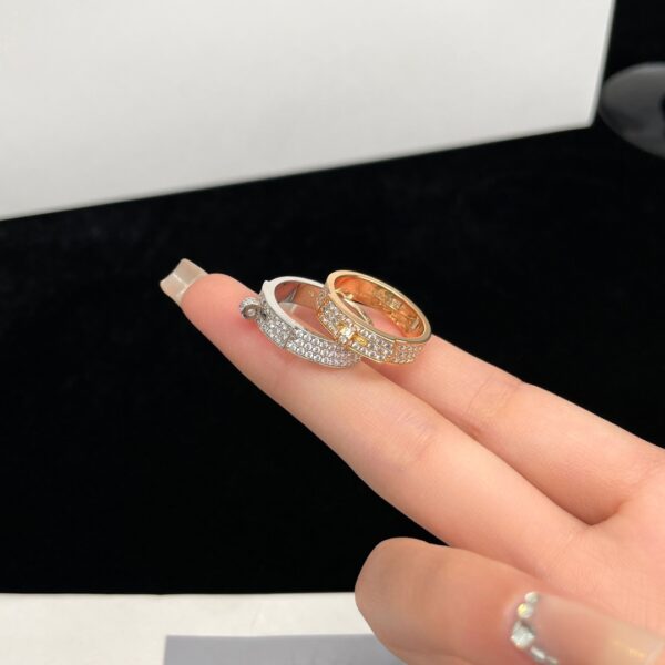 Kelly’s diamond-studded ring