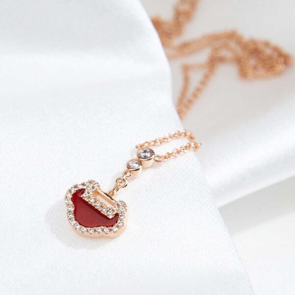 Necklace with diamond in wishful shape