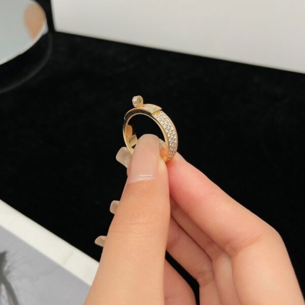 Kelly’s diamond-studded ring