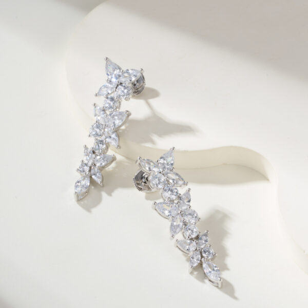 Victoria “Series Flower Cluster Round Eye Diamond Earrings”