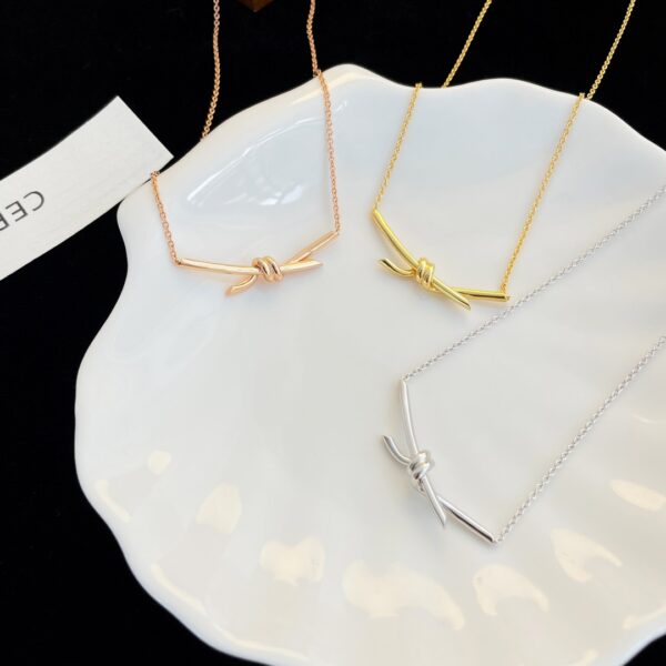 Knot necklace without diamonds