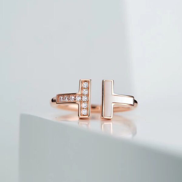 Double T-shaped bezel-set diamond ring