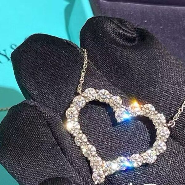 Heart-shaped diamond necklace