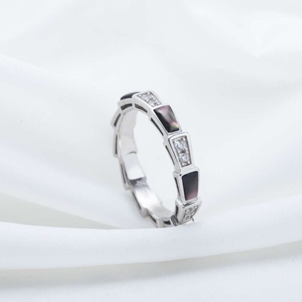 Narrow-shaped snake-shaped ring (mother-of-pearl)