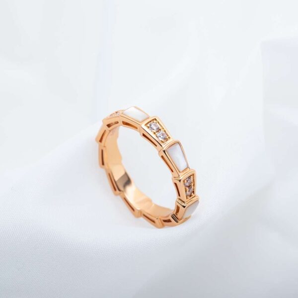 Narrow-shaped snake-shaped ring (mother-of-pearl)