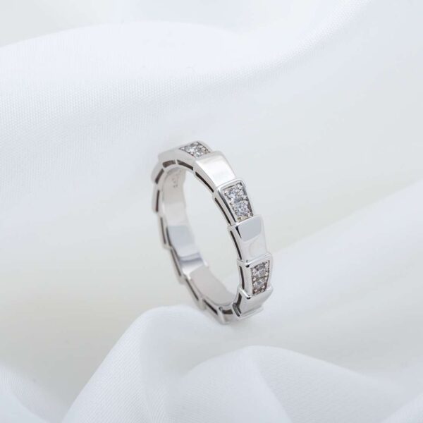 Narrow-style interlocking snake ring