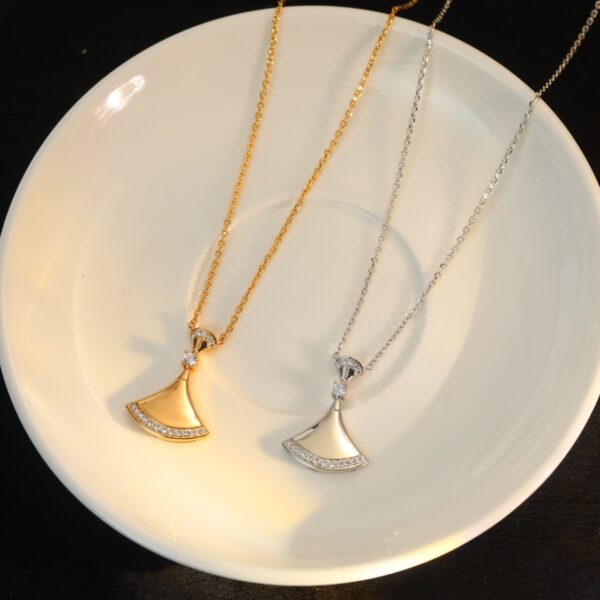 Diamond-studded large metal-edge fan-shaped necklace