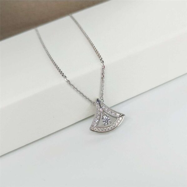 Small-sized hollow diamond-studded necklace
