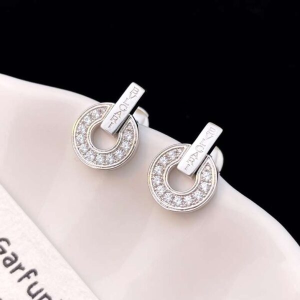 Round-shaped stud earrings