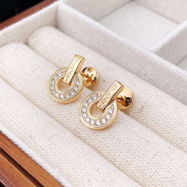 Round-shaped stud earrings