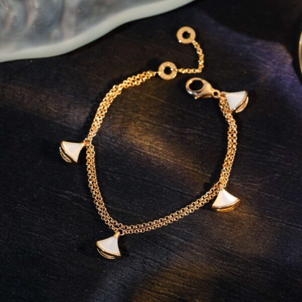 Divas Four Flower White Fritillary Bulb Necklace