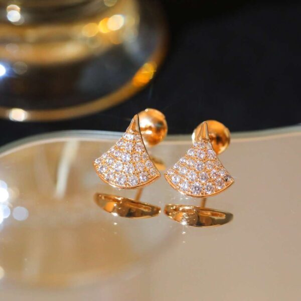 Fan-shaped diamond stud earrings