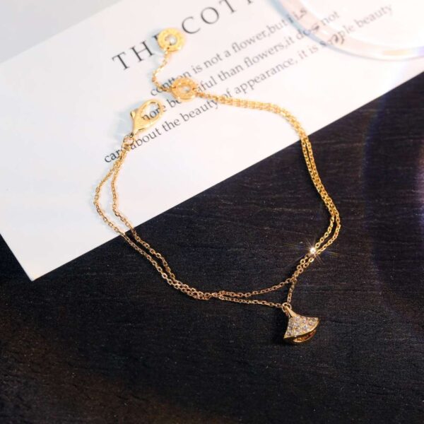 Small dress-style diamond-shaped single flower bracelet